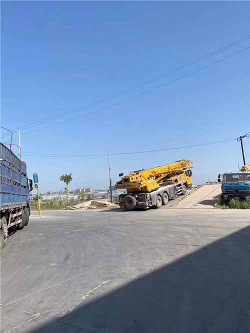 嫩江市25吨吊车的租赁价格大概是多少？