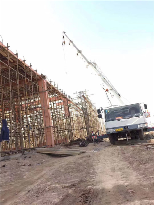 嫩江市吊车作业的安全注意事项有哪些？