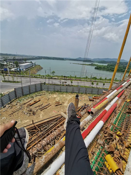 嫩江市作业中发生设备损坏或人员意外，责任怎么划分？